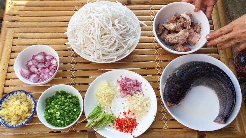 Cách nấu bánh canh cá lóc không tanh chuẩn vị Huế tại nhà 3 Chuẩn bị đầy đủ nguyên liệu nấu bánh canh cá lóc giúp món ăn thơm ngon và chuẩn vị.