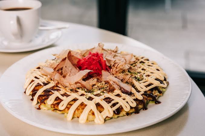 Review okonomiyaki: bánh xèo Nhật Bản ít người Việt biết 4 Lớp sốt phủ bên trên và độ giòn nhẹ của bắp cải bên trong bánh là linh hồn của okonomiyaki