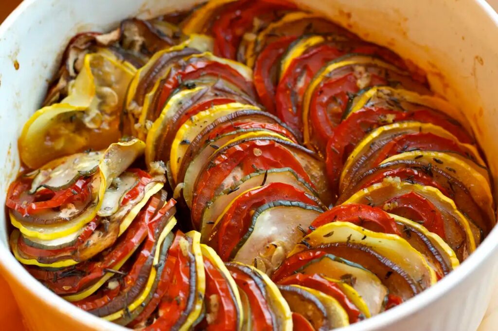 Review ratatouille: món rau củ hầm Pháp thanh đạm mà tinh tế 3 Điểm cuốn hút đầu tiên của ratatouille chính là hương vị thanh nhẹ, không hề ngấy