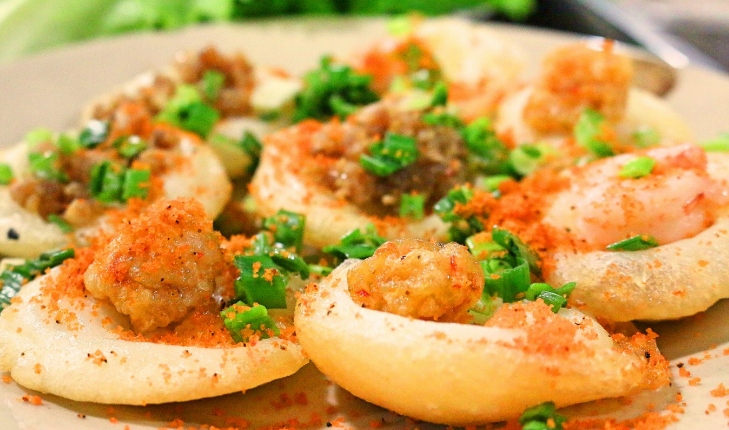 Đánh giá độ giòn rụm và nhân tôm tươi đặc trưng của bánh khọt Vũng Tàu