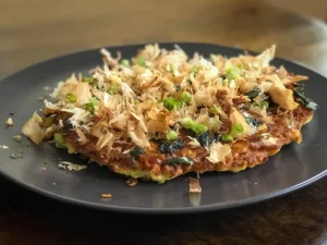 Okonomiyaki – một món bánh mặn được ví như "bánh xèo kiểu Nhật"