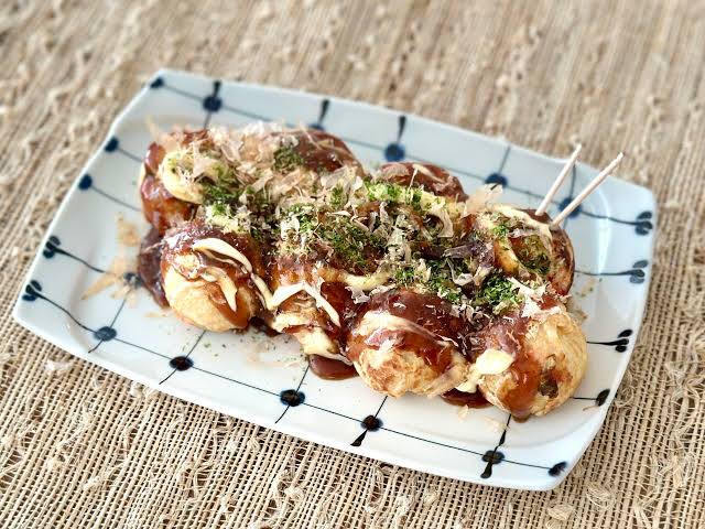 Review takoyaki: bánh bạch tuộc viên Nhật Bản lạ miệng 6 Cá bào là thứ không thể thiếu của món takoyaki